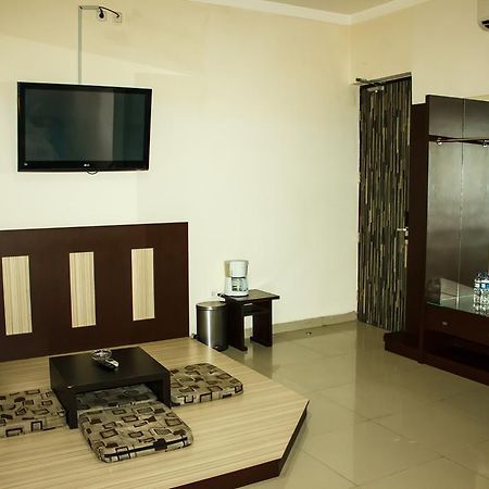 Vindhika Hotel Makassar Exteriör bild
